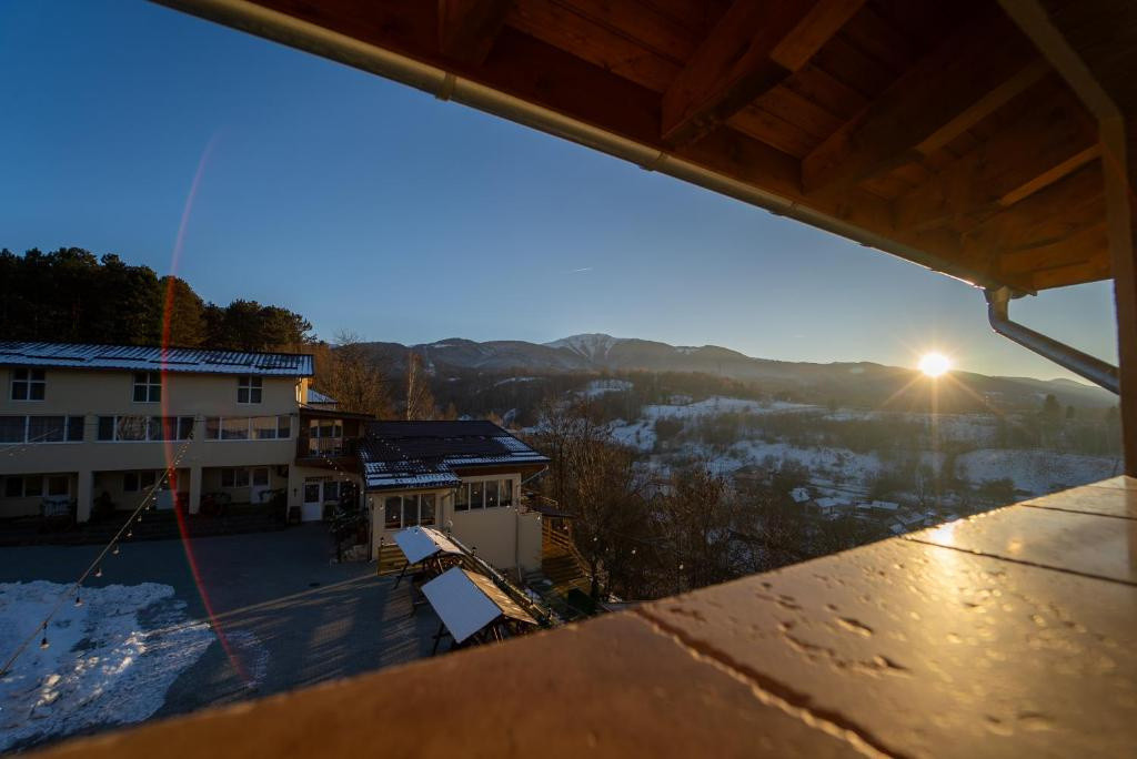 Pensiune cu 22 camere, piscină încălzită si Teren 1828 mp | Vulcan - Hunedoara