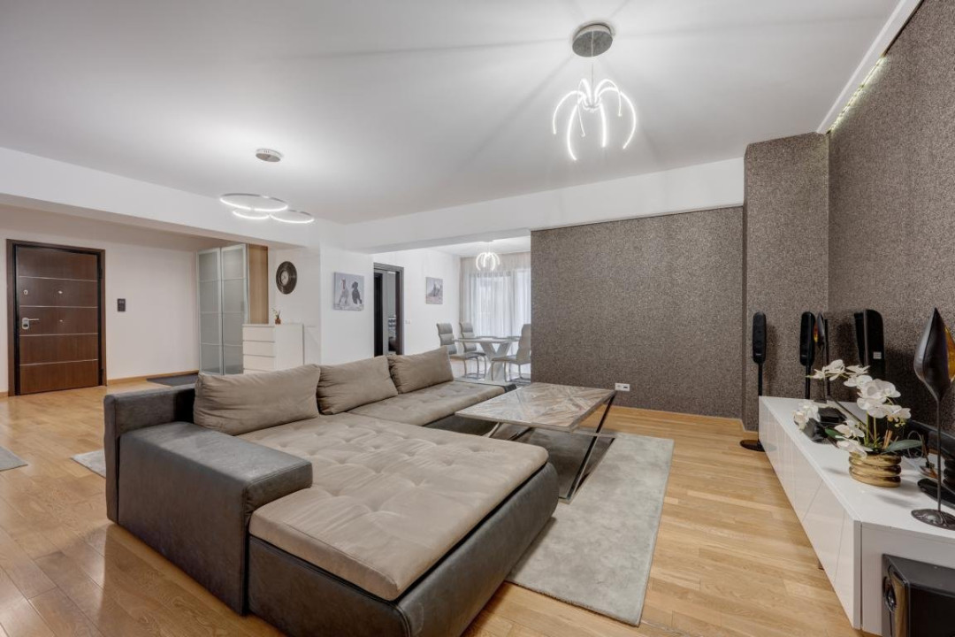 Apartament spatios 2 camere loc parcare complex UpGround metrou Pipera
