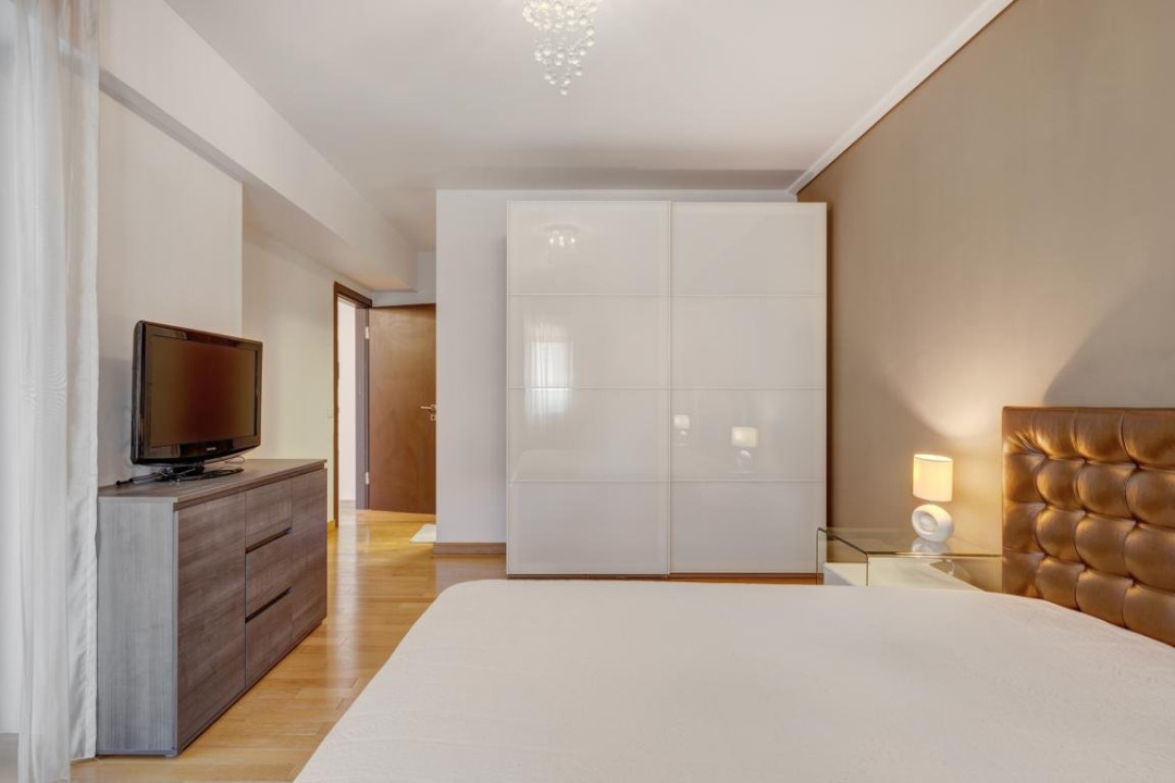 Apartament spatios 2 camere loc parcare complex UpGround metrou Pipera