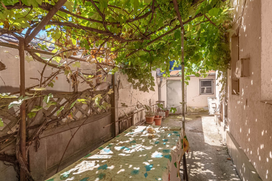 Casă individuală cu 2 corpuri, curte proprie, 253mp teren, zona Sălaj