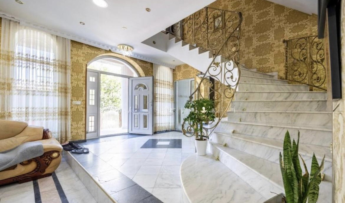 Casă individuală / Spațiu comercial / Clinică | 335 mp, curte proprie | Baicului