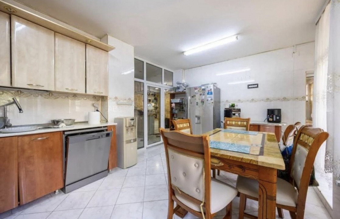 Casă individuală / Spațiu comercial / Clinică | 335 mp, curte proprie | Baicului