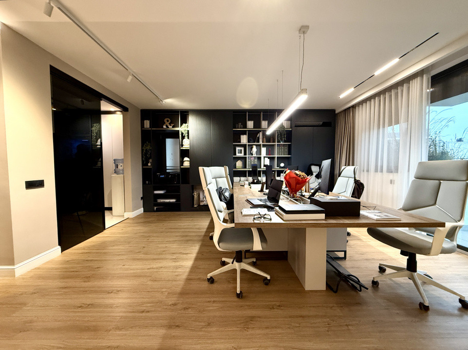 Birou modern cu terasă verde și parcare, în zona Barbu Văcărescu