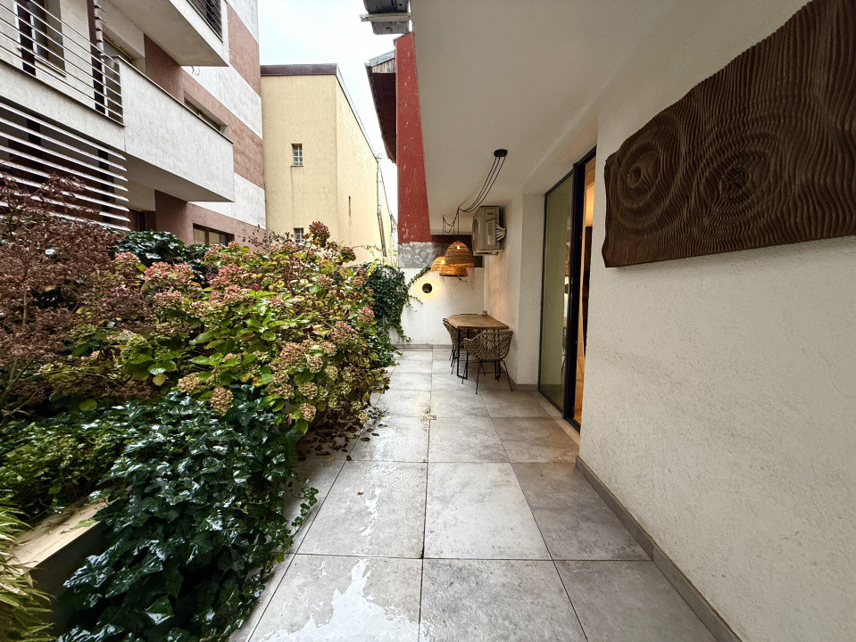 Birou modern cu terasă verde și parcare, în zona Barbu Văcărescu