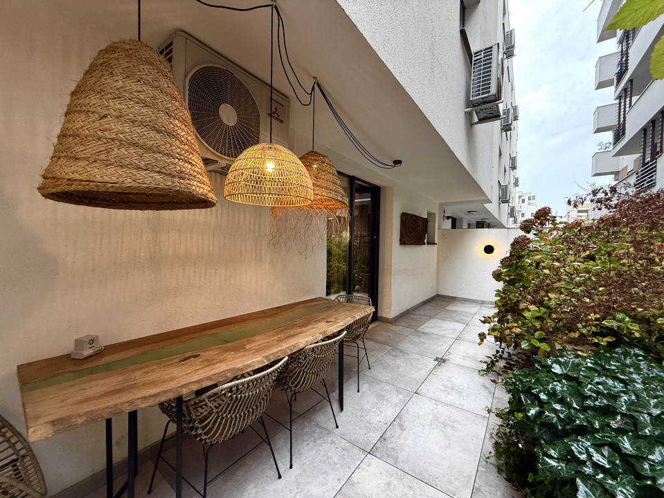 Birou modern cu terasă verde și parcare, în zona Barbu Văcărescu