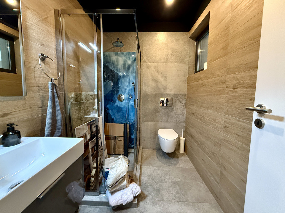 Birou modern cu terasă verde și parcare, în zona Barbu Văcărescu