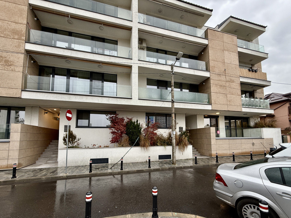 Birou modern cu terasă verde și parcare, în zona Barbu Văcărescu