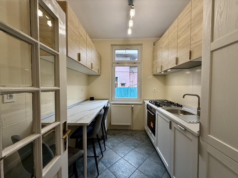 Casă renovată, ideală pentru firmă sau locuință, cu curte, în Crângași