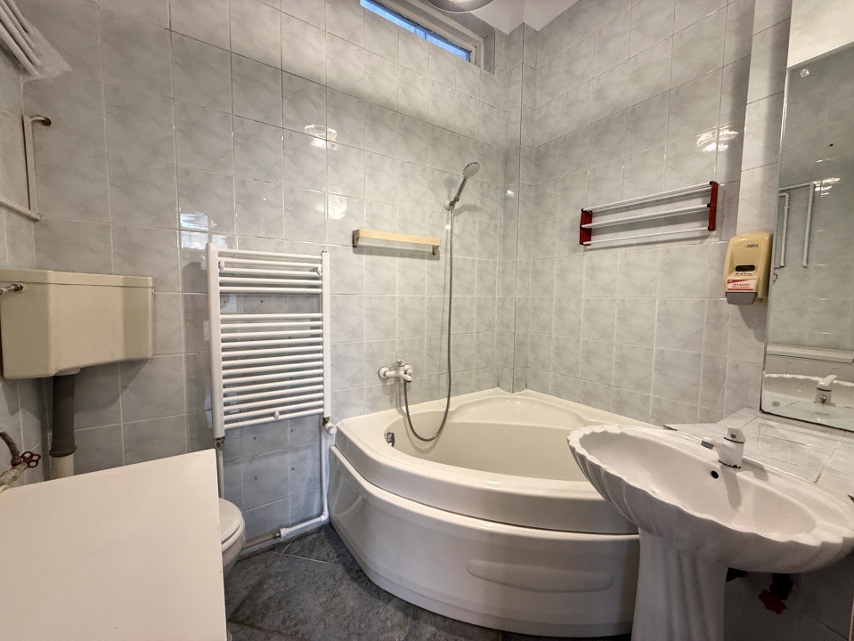 Casă renovată, ideală pentru firmă sau locuință, cu curte, în Crângași