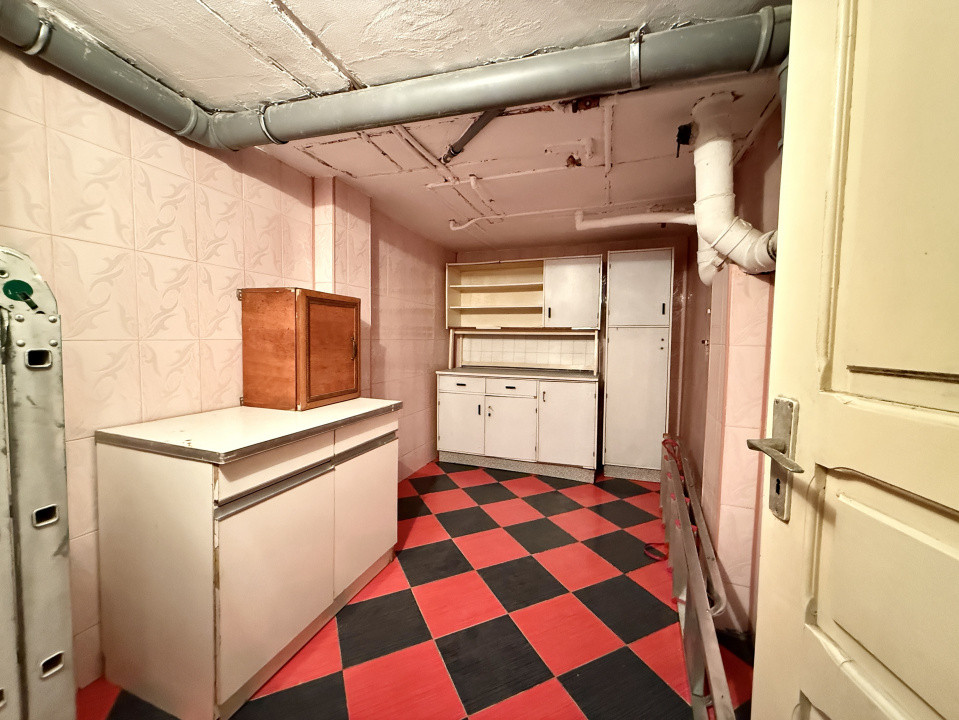 Casă renovată, ideală pentru firmă sau locuință, cu curte, în Crângași