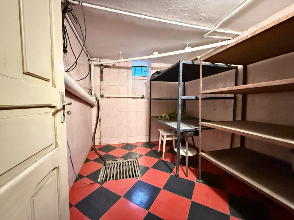 Casă renovată, ideală pentru firmă sau locuință, cu curte, în Crângași