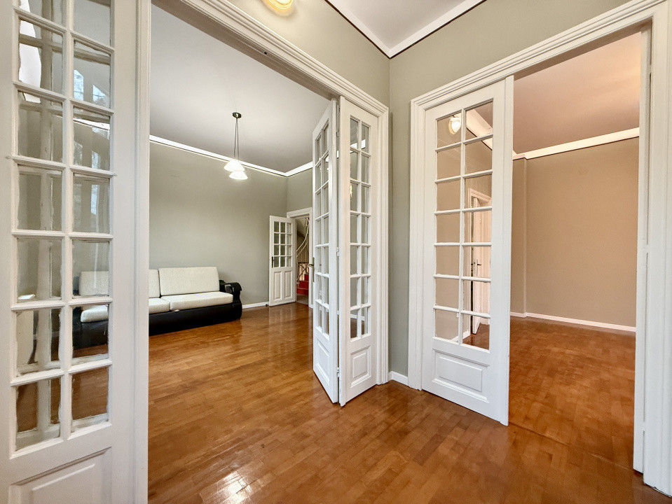 Casă renovată, ideală pentru firmă sau locuință, cu curte, în Crângași