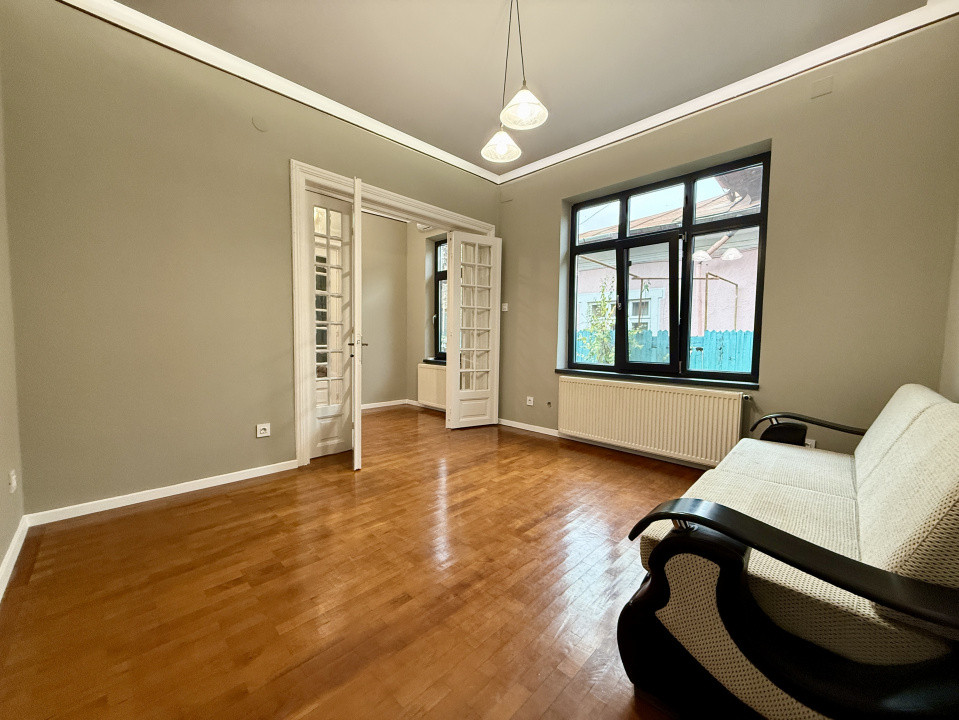 Casă renovată, ideală pentru firmă sau locuință, cu curte, în Crângași