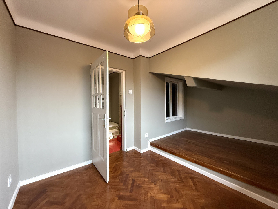 Casă renovată, ideală pentru firmă sau locuință, cu curte, în Crângași