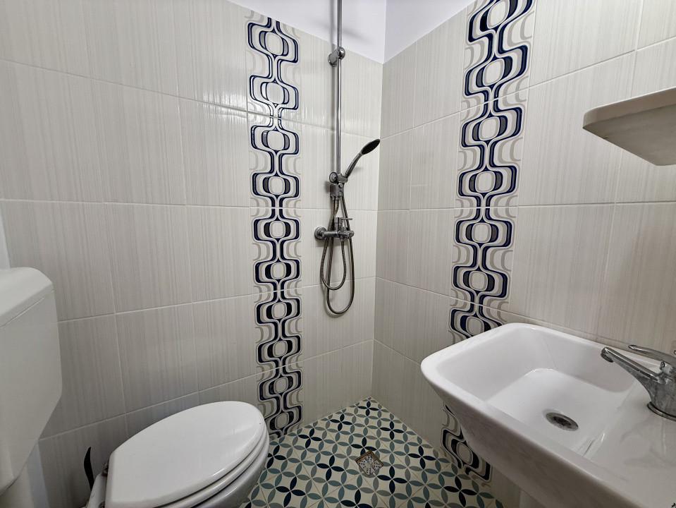 Casă renovată, ideală pentru firmă sau locuință, cu curte, în Crângași