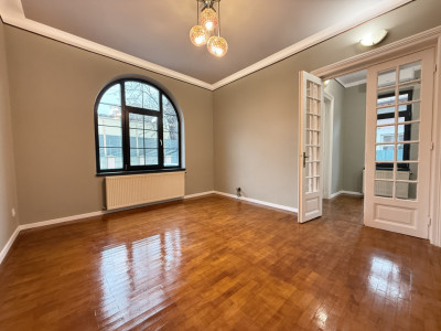 Casă renovată, ideală pentru firmă sau locuință, cu curte, în Crângași