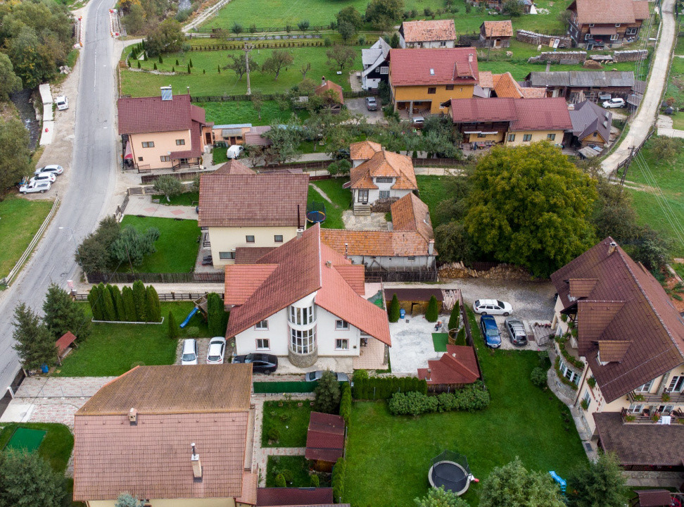 Vilă spațioasă la intrare în Cheia – 7 Camere, Teren 747mp 