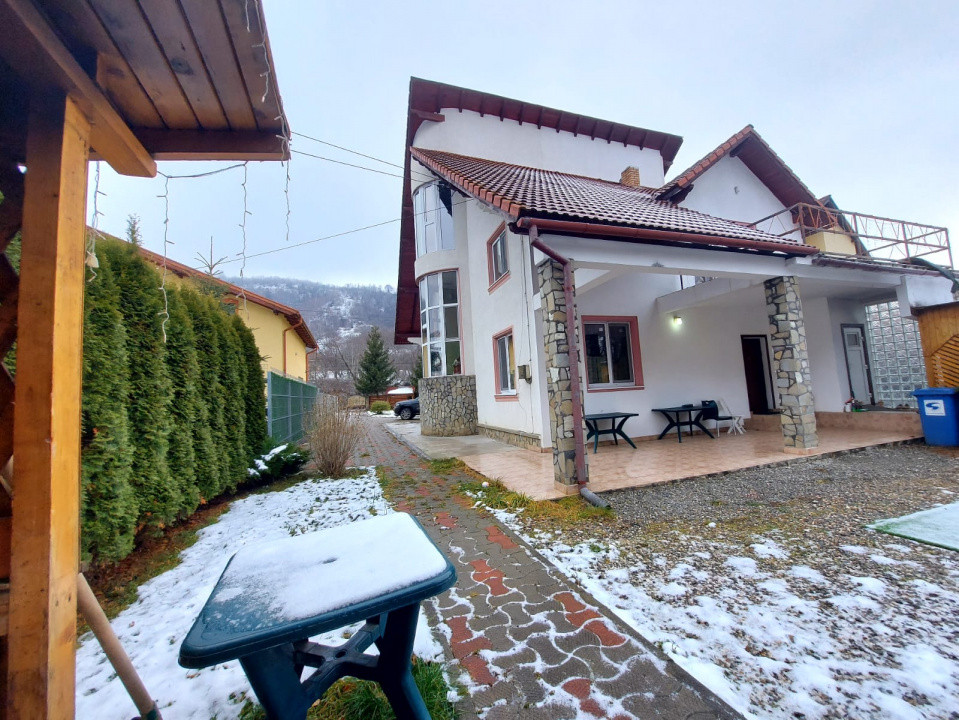 Vilă spațioasă la intrare în Cheia – 7 Camere, Teren 747mp 