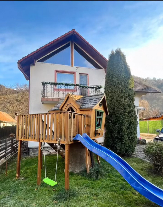 Vilă spațioasă la intrare în Cheia – 7 Camere, Teren 747mp 