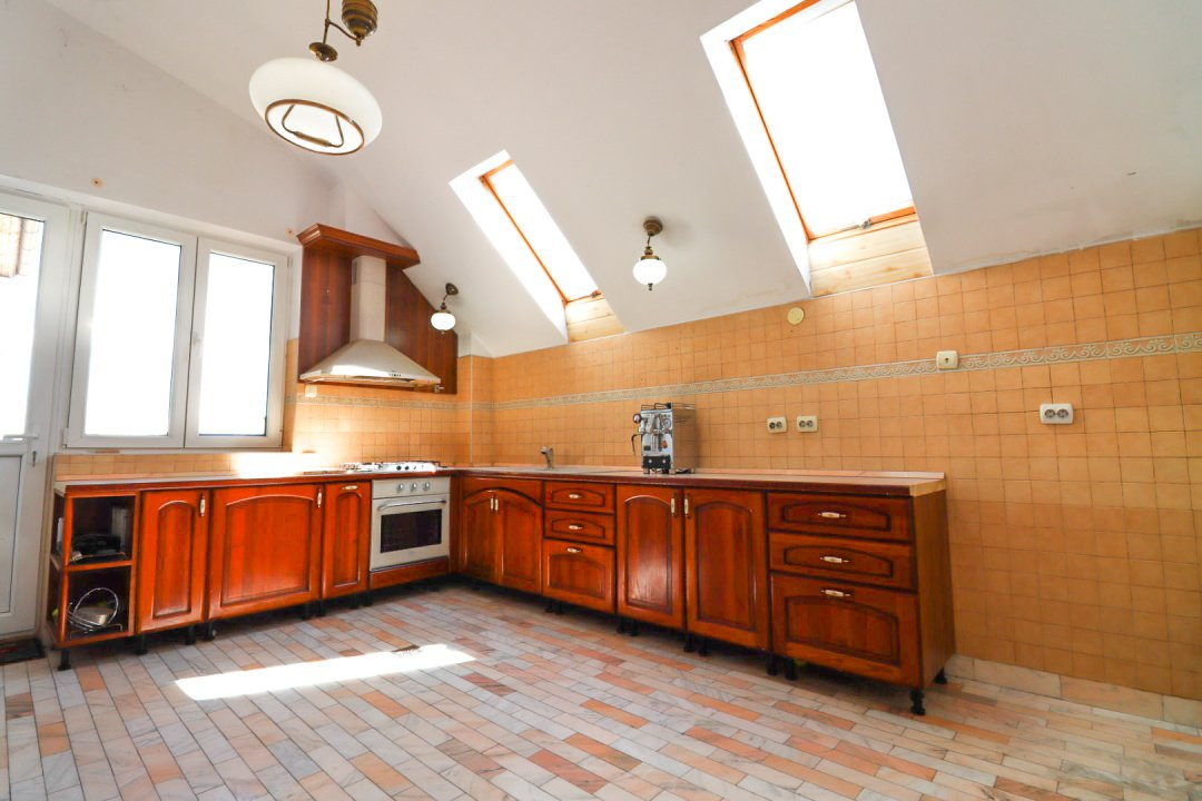 Casă de vânzare cu 12 camere - Piața Iancului/Muncii