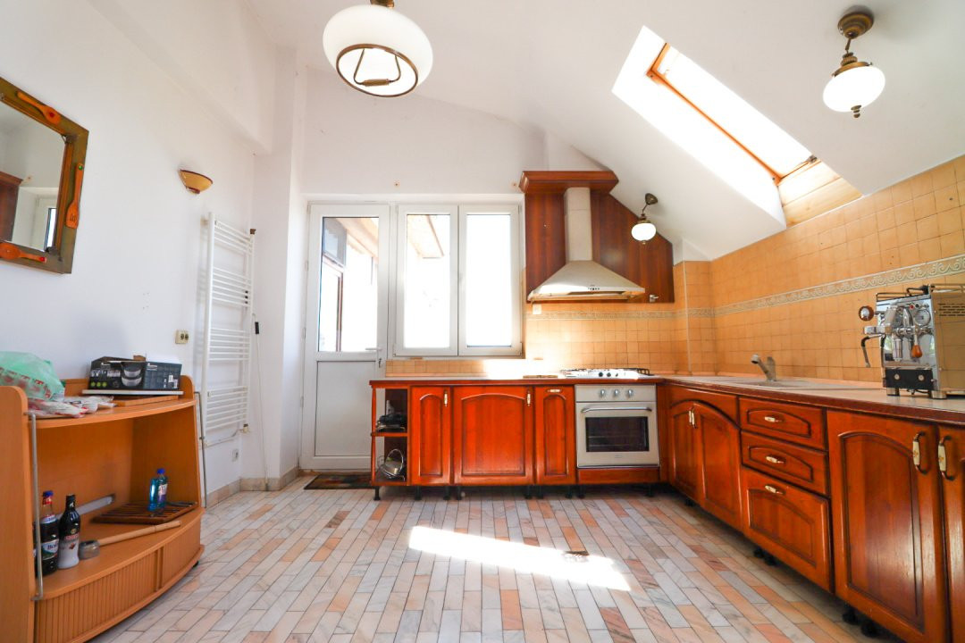 Casă de vânzare cu 12 camere - Piața Iancului/Muncii