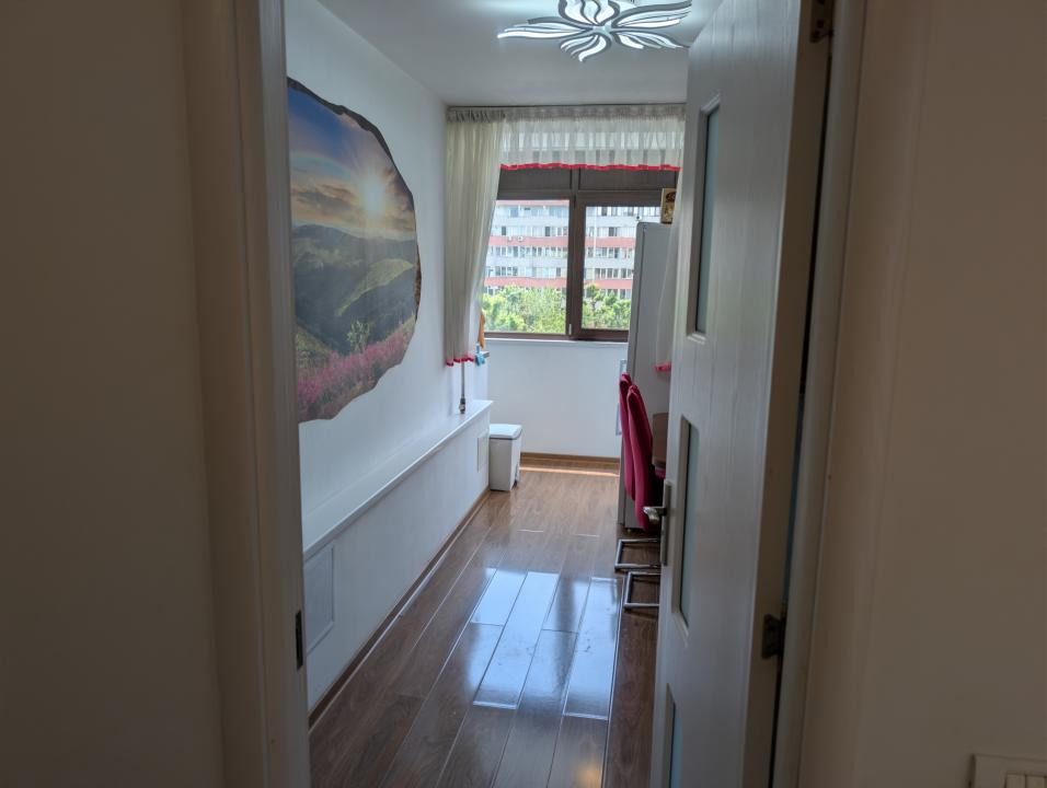 Apartament 3 Camere Modern metrou în fața blocului