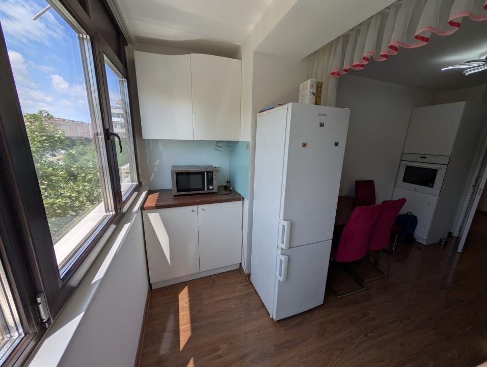 Apartament 3 Camere Modern metrou în fața blocului