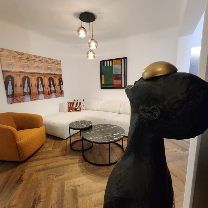 Unicat în Blocul Florentin: 3 camere, 2 băi, renovat integral cu designer