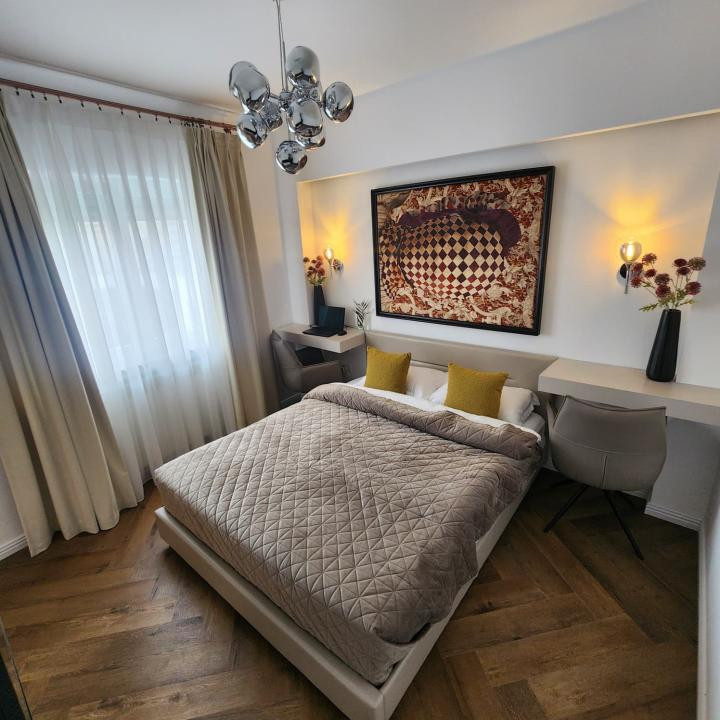 Unicat în Blocul Florentin: 3 camere, 2 băi, renovat integral cu designer