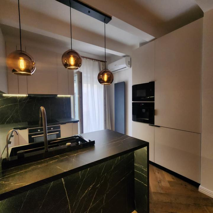 Unicat în Blocul Florentin: 3 camere, 2 băi, renovat integral cu designer