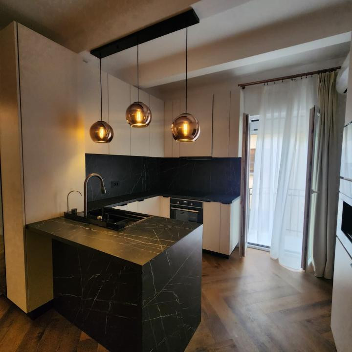 Unicat în Blocul Florentin: 3 camere, 2 băi, renovat integral cu designer
