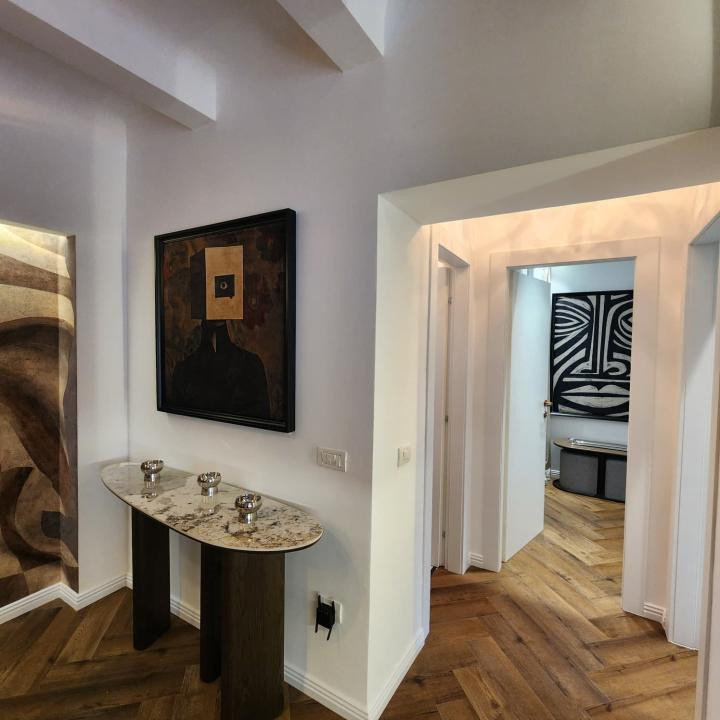 Unicat în Blocul Florentin: 3 camere, 2 băi, renovat integral cu designer