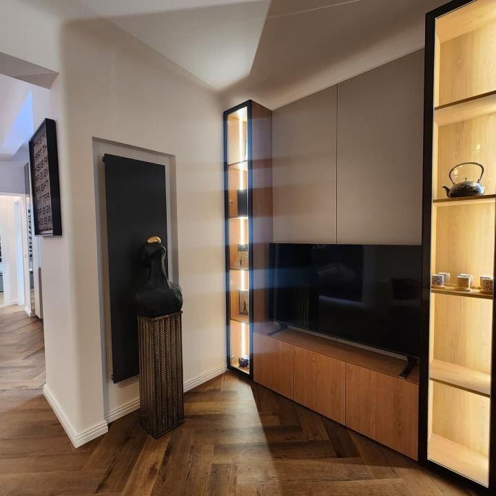 Unicat în Blocul Florentin: 3 camere, 2 băi, renovat integral cu designer