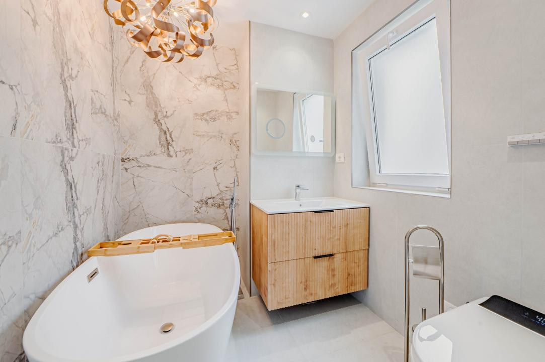 Unicat în Blocul Florentin: 3 camere, 2 băi, renovat integral cu designer