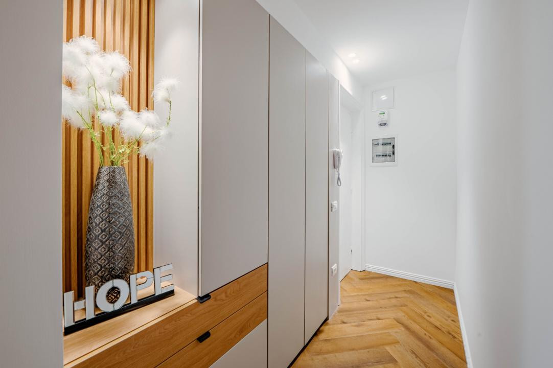 Unicat în Blocul Florentin: 3 camere, 2 băi, renovat integral cu designer