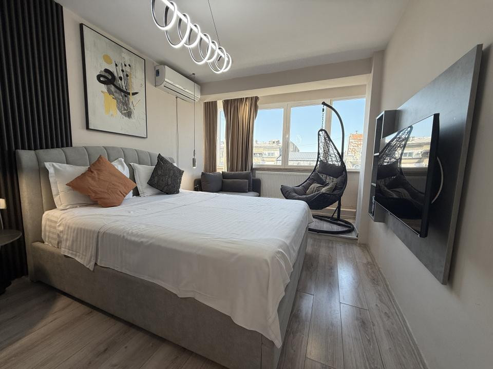 Unicat în Piața Romană! 2 camere, 53 mp, renovat integral cu designer