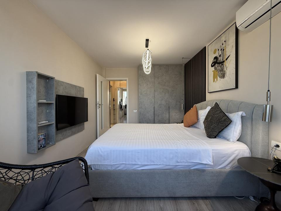 Unicat în Piața Romană! 2 camere, 53 mp, renovat integral cu designer