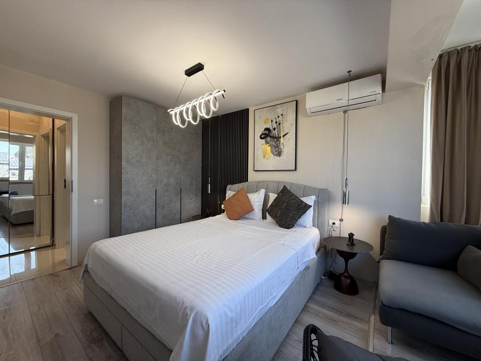 Unicat în Piața Romană! 2 camere, 53 mp, renovat integral cu designer