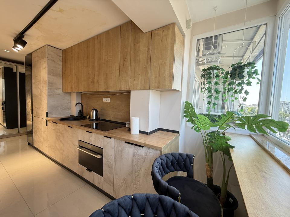 Unicat în Piața Romană! 2 camere, 53 mp, renovat integral cu designer