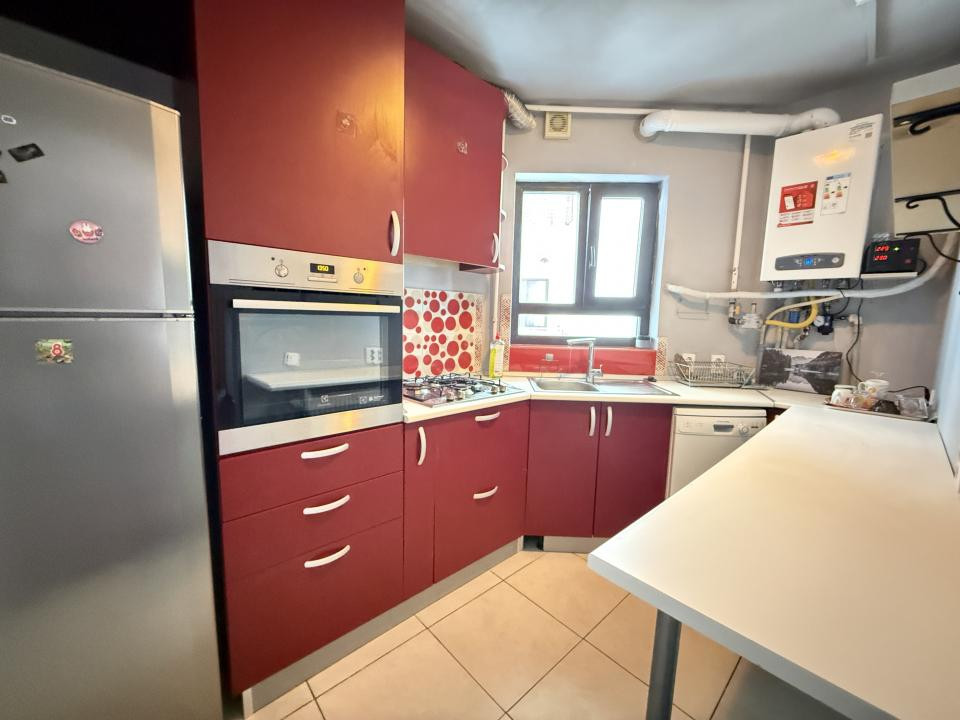 Apartament 3 camere 70 mp, cu centrala proprie, parcare** & priveliște!