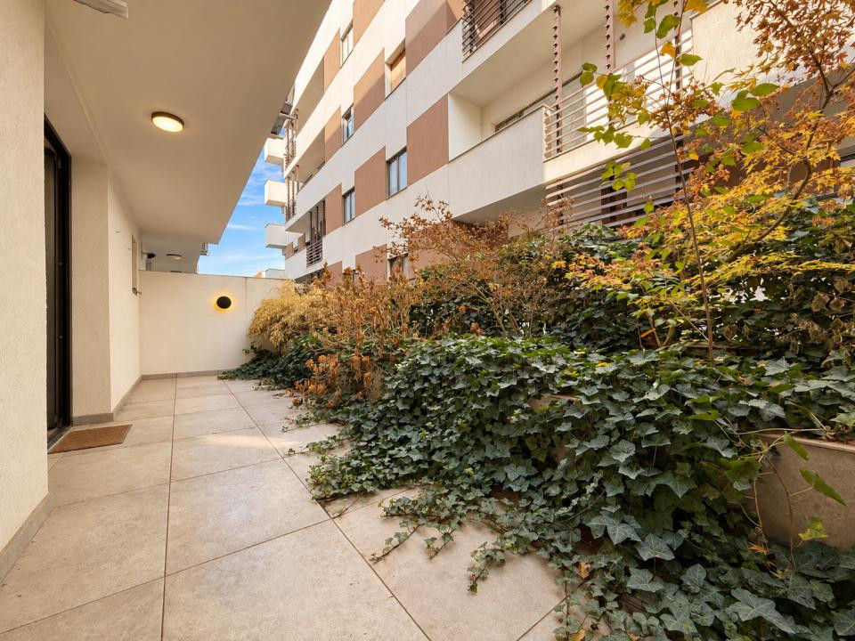 Birou modern cu terasă verde și parcare, în zona Barbu Văcărescu