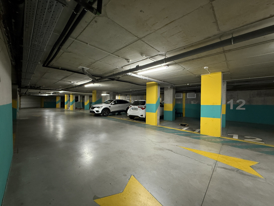 Birou modern cu terasă verde și parcare, în zona Barbu Văcărescu